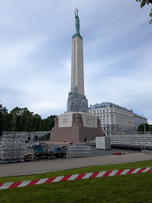 Vrijheidsmonument met podium in opbouw