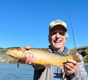 Henry Winkler met een vis