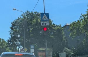 Verkeersbord waar een zonnebril op afgebeeld staat, betekenis onbekend