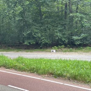 Magnetron op de grond naast een weg